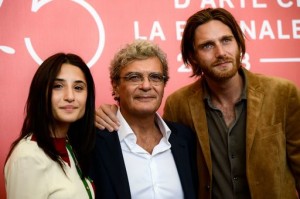 Martone e i protagonisti del film