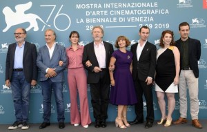 Robert Guédiguian e il cast del film Gloria mundi